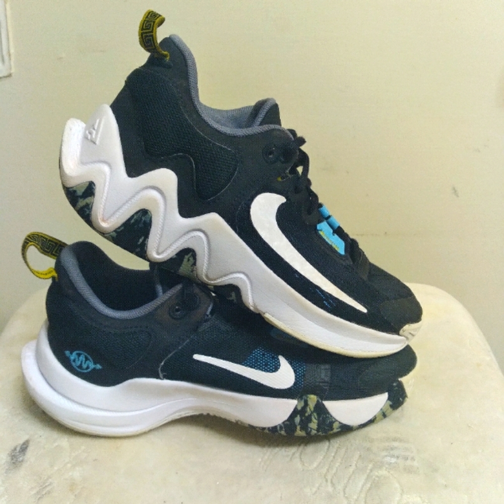 Nike GIANNIS IMMORTALITY 2 Kids Black & White Sneakers Blue Accents Size 4.5Y